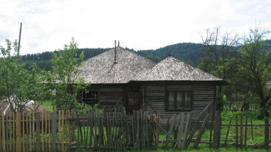 Când casa „vorbește”: Pocnituri și zgomote nocturne, cum le explicau bătrânii