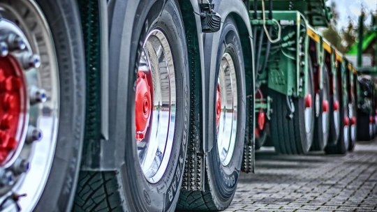 Japonia va interzice exportul de camioane, autobasculante, buldozere în Rusia
