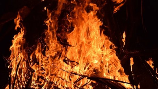  Incendii de vegetaţie uscată în mai multe localităţi din Buzău şi Vrancea