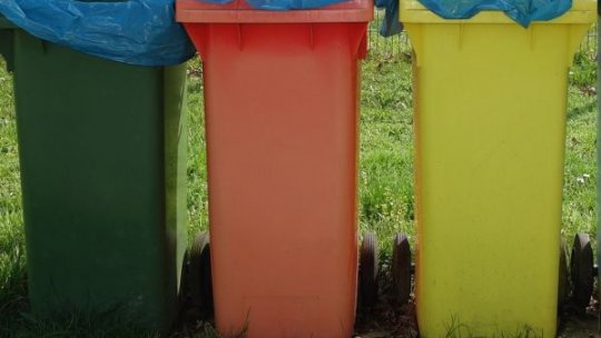 Şase din zece români colectează deşeurile separat