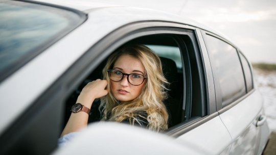 O fată de 16 ani aflată la volanul unui SUV, urmărită de poliţişti pe străzile din Sibiu