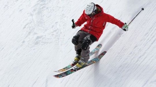 Sfaturi pentru martorii accidentelor pe pârtiile de schi: Nu intraţi în panică; protejaţi victima