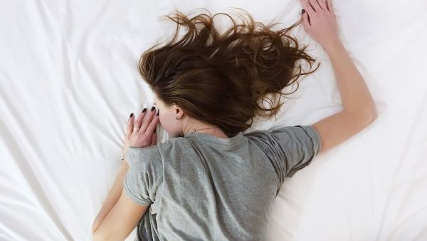 Subconștientul dezvăluit: Explorarea motivelor din spatele vorbirii în timpul somnului