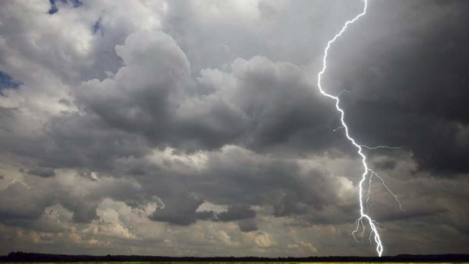 Alertă meteo: Cod galben de furtuni şi averse torenţiale în Bucureşti și 24 de județe