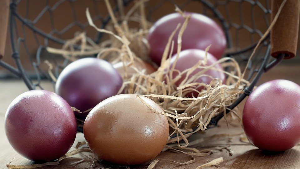 Alege să vopsești în mod natural ouăle de Paști! Iată cum poți obține cele mai frumoase culori!