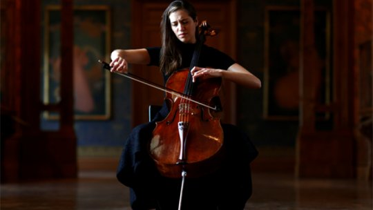 O violoncelistă franceză transformă muzeele rămase pustii în perioada de lockdown în spaţii de ''artă vindecătoare''