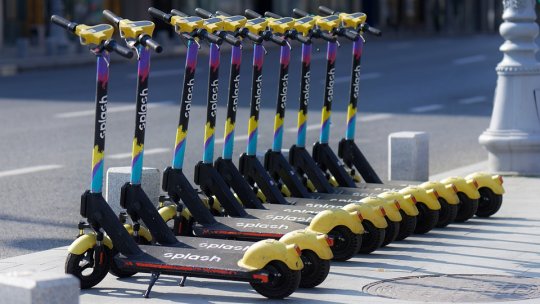 Conducătorii de trotinete electrice vor avea reglementări similare bicicliştilor