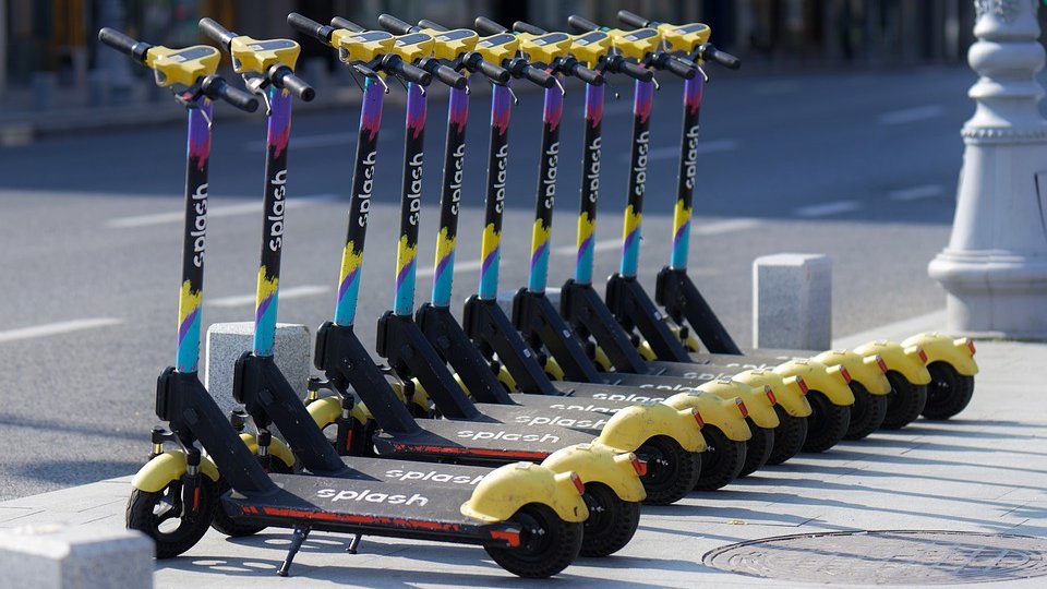 Conducătorii de trotinete electrice vor avea reglementări similare bicicliştilor