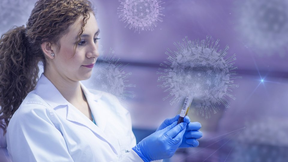 8.300 de cazuri noi de coronavirus depistate din aproape 32 de mii de teste