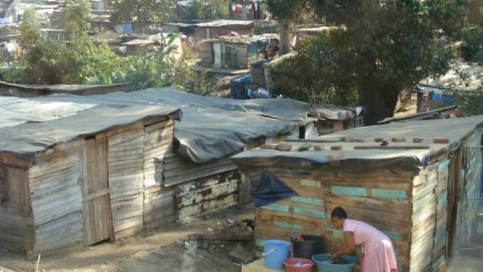 Circa 200.000 de persoane locuiesc în aşezări informale. Aproape un copil din patru trăieşte în sărăcie