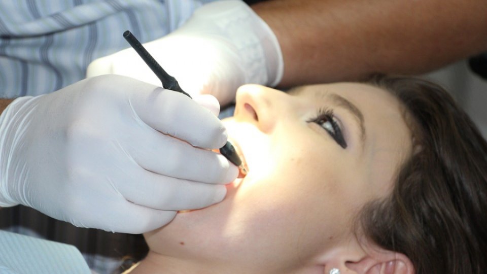 Țesutul gingival dureros: gingivită sau parodontită?