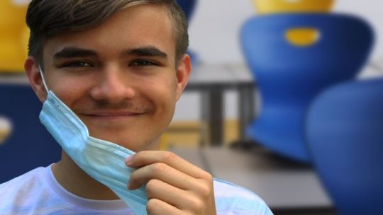 Elevii din Bucureşti vor putea sta fără mască la orele de sport din spaţiile interioare
