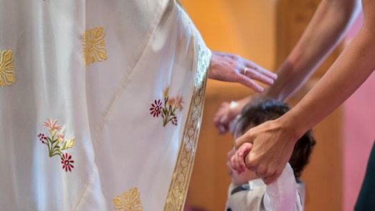 Românii se consideră religioşi, dar participă rar la slujbele religioase