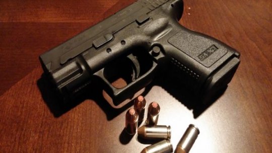 Polițist cercetat după ce și-a uitat arma în toaleta unei benzinarii