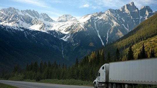 Noi măsuri pentru şoferii de tiruri şi transport persoane care vin în România din afara UE