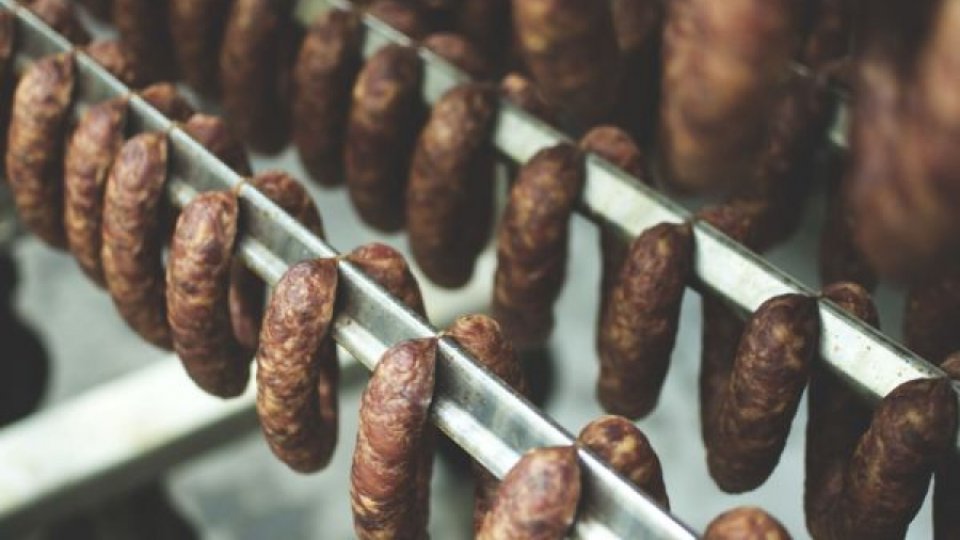 Cum afumăm produsele din carne? Ce esență de lemn e mai potrivită afumării