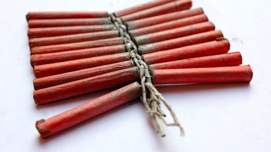 Copil de 8 ani, rănit după ce i-a explodat o petardă în mână