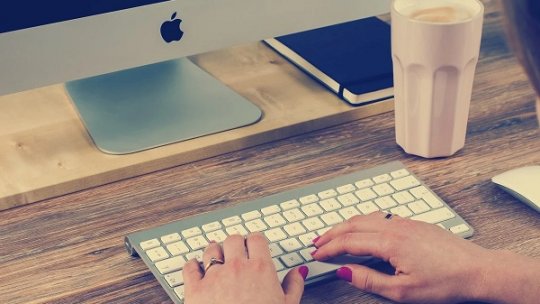 Comisia Europeană: Profesorii şi elevii din România nu au suficiente competenţe digitale