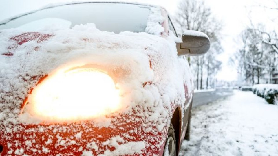 Trafic rutier în condiţii de iarnă în mai multe zone ale ţării