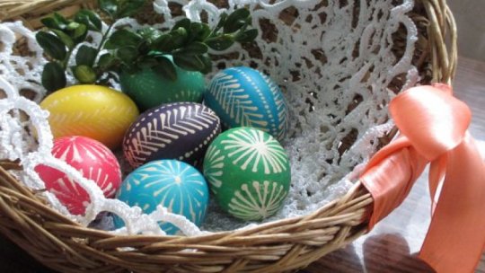Cum se vopsesc tradiţional ouăle de Paște în Bistrița. Trucuri și reţete