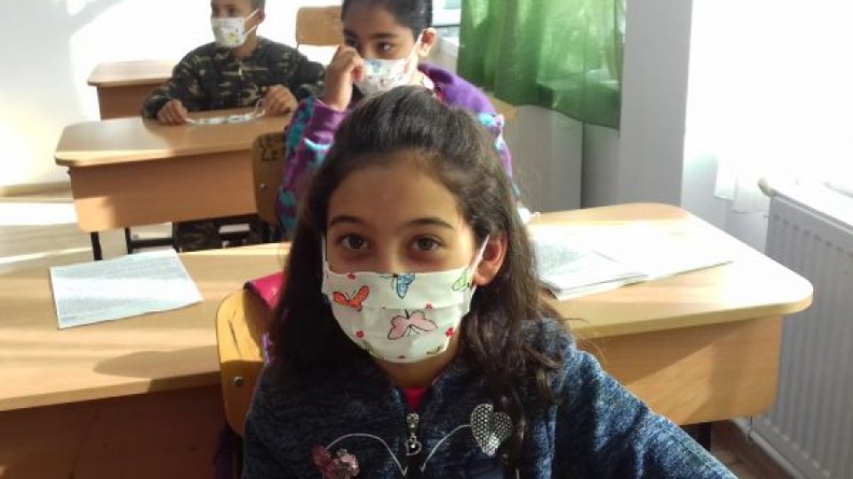 De săptămâna viitoare, elevii nu vor mai fi obligaţi să poarte masca în exteriorul şcolii