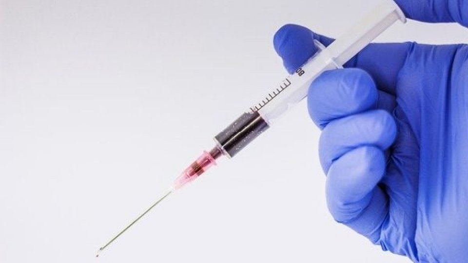 Un bărbat care s-a vaccinat a treia oară anti-COVID-19 este cercetat penal