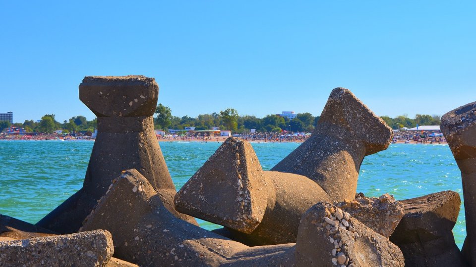 Relaxarea măsurilor a adus turişti pe litoral