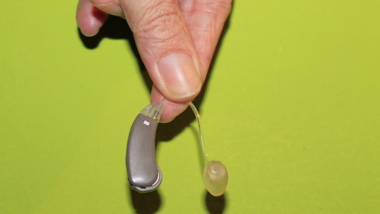 Aparatele auditive: tehnologia care vă „ascultă” surditatea