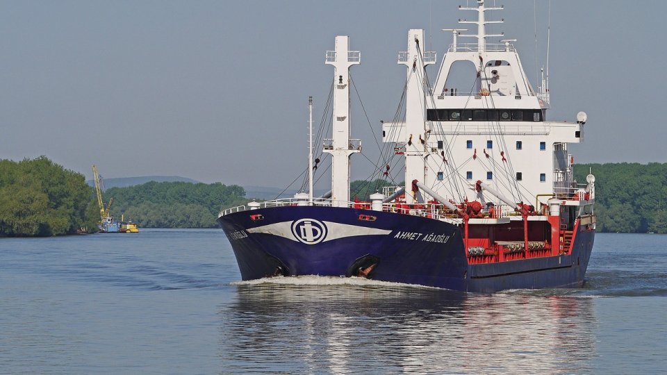 Circulaţia navelor maritime şi a convoaielor pe Canalul Sulina este suspendată pentru o zi
