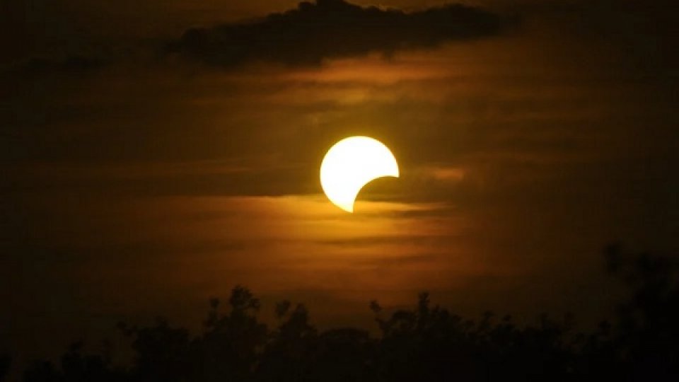Eclipsă parţială de soare, vizibilă în partea de nord a ţării