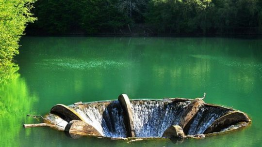 Lacul din Bihor care îşi schimbă culorile în funcţie de anotimp