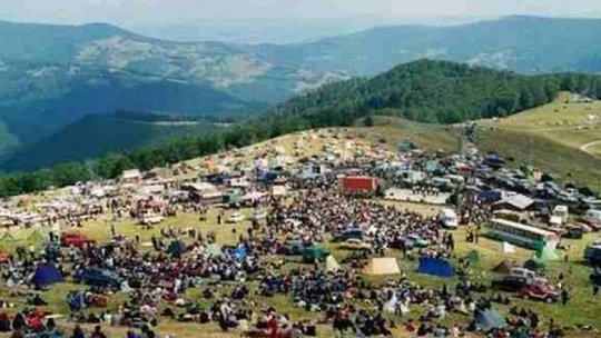 Tradiționalul Târg de fete de pe Muntele Găina revine cu o nouă ediție