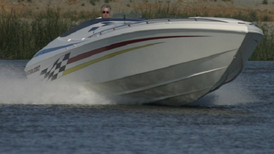 Barcă răsturnată pe lacul Siutghiol