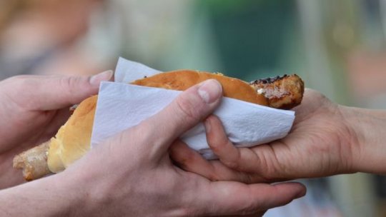 Un american a devorat 76 de hot dogs în 10 minute