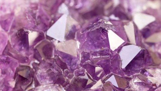 Ce este terapia de vindecare cu cristale și funcționează