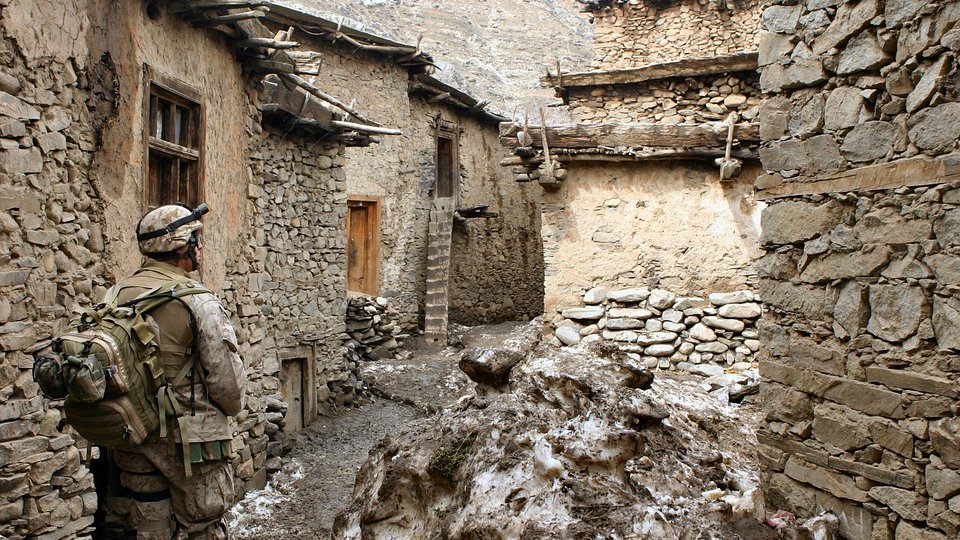 Cetăţenii români din Afganistan vor fi aduşi în ţară cu un avion al FAR sau NATO