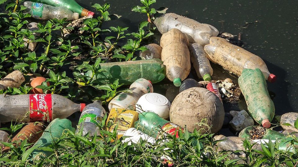 Barieră pe cursul râului Olt, menită să stopeze gunoaiele