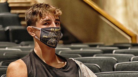 Aproape 3 milioane de elevi şi preşcolari se întorc de luni la cursuri