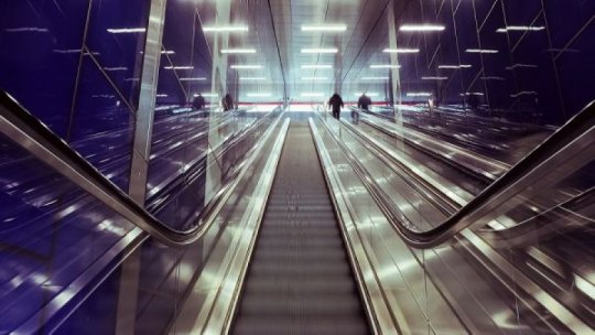 Tot mai mulţi oameni cad pe scările rulante din metrou, pentru că nu se ţin de teamă să nu se infecteze cu coronavirus
