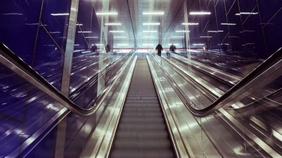 Tot mai mulţi oameni cad pe scările rulante din metrou, pentru că nu se ţin de teamă să nu se infecteze cu coronavirus