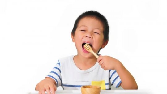 Doi din trei copii români mănâncă dulciuri zilnic