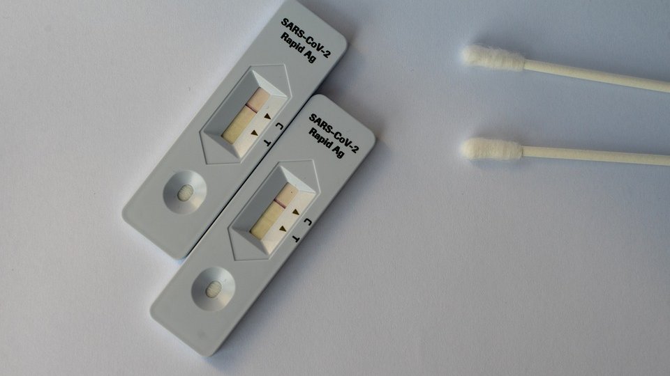 Se reia livrarea testelor rapide în şcoli
