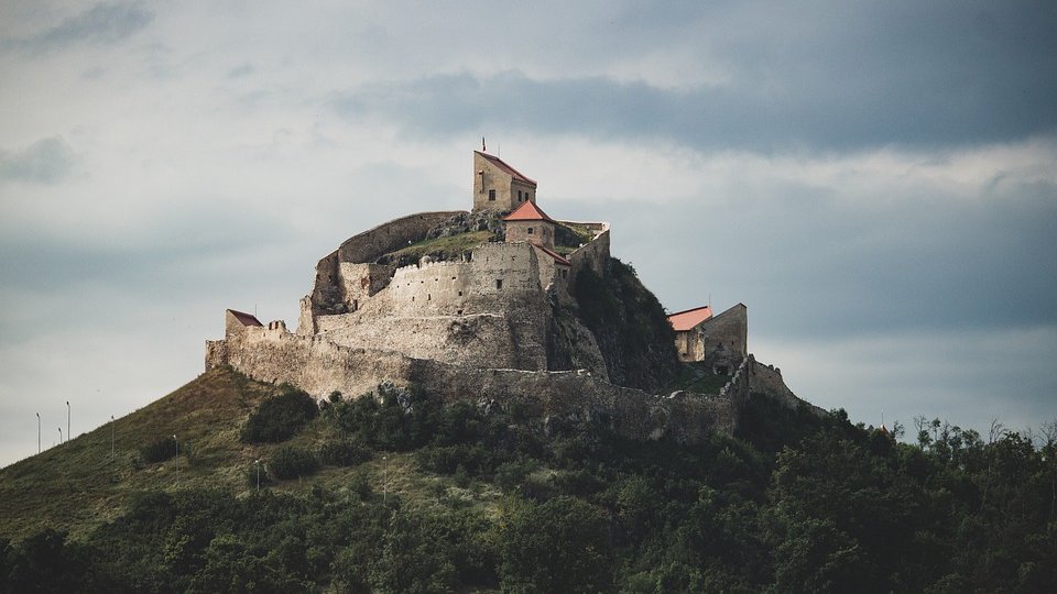 Cetatea Rupea stinge lumina, pe timp de noapte, din cauza creşterii facturii de curent