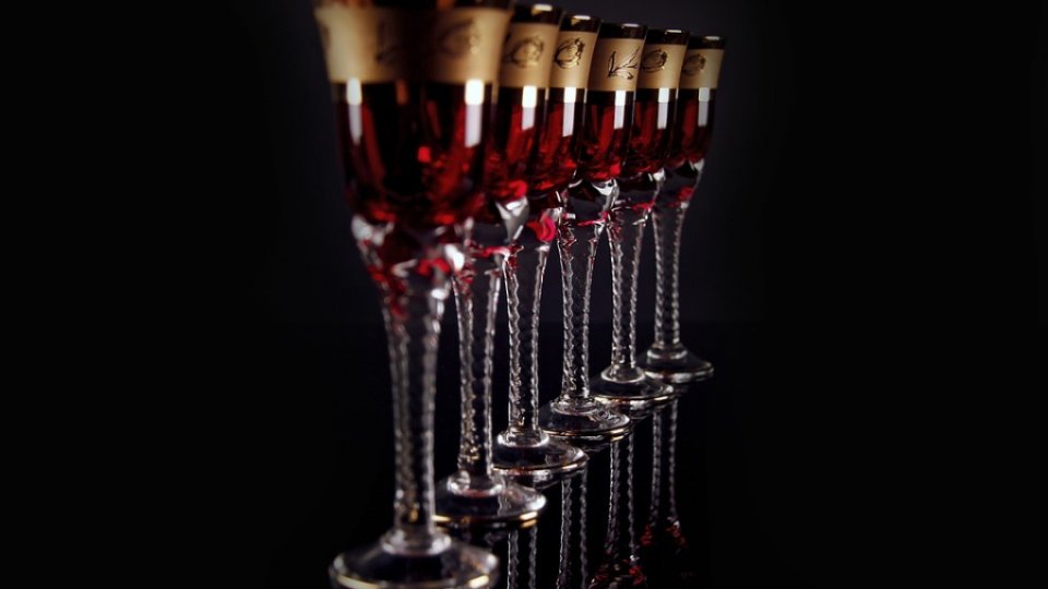 Vinul roșu e antioxidant, însă dă și dureri de cap. Calități și defecte