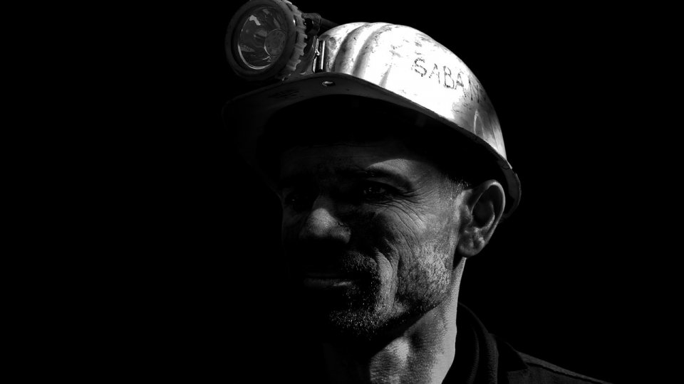 Minerii din Valea Jiului riscă să nu îşi primească salariile