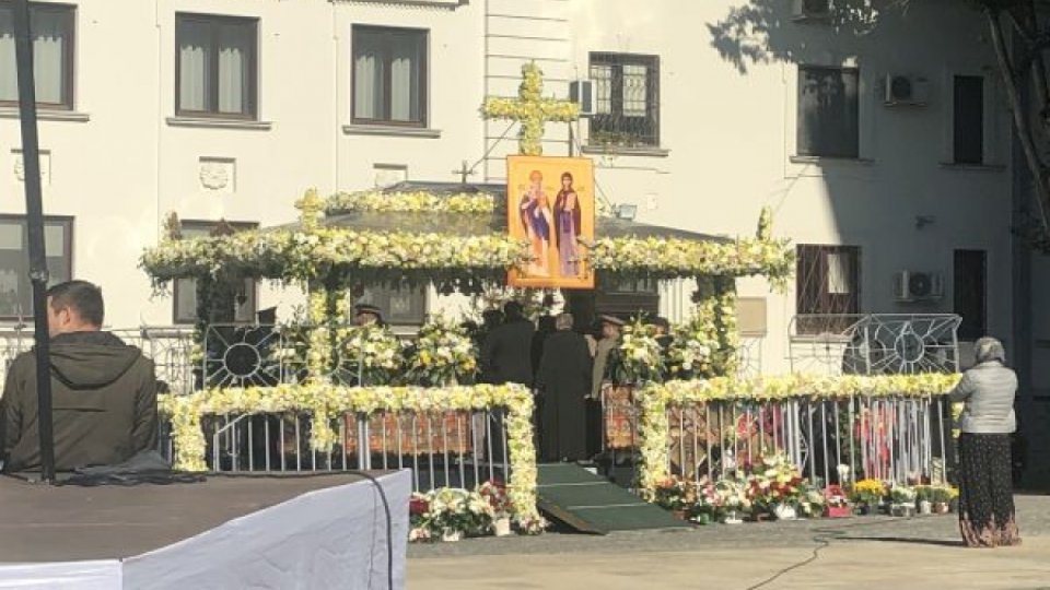 Zeci de mii de credincioşi participă la Slujba Liturgică de hramul Sfintei Cuvioase Parascheva