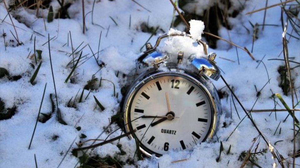 România trece în acest weekend la ora de iarnă