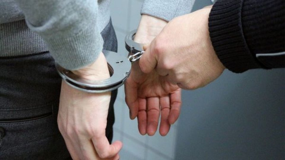 Arestat după ce i-a pretins bani unui tânăr pentru a-i facilita intrarea la Şcoala de agenţi
