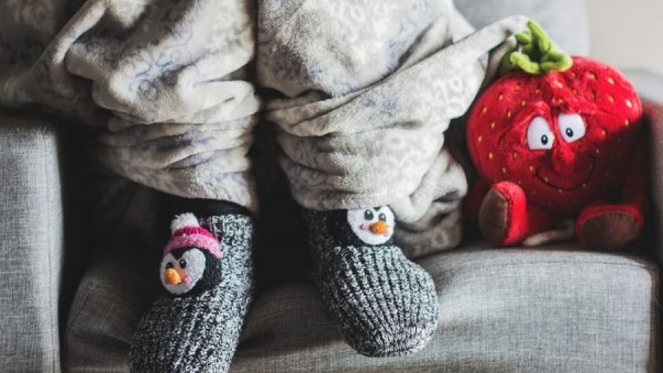 Idei pentru a ne simți confortabil în casă în sezonul rece și a reduce consumul