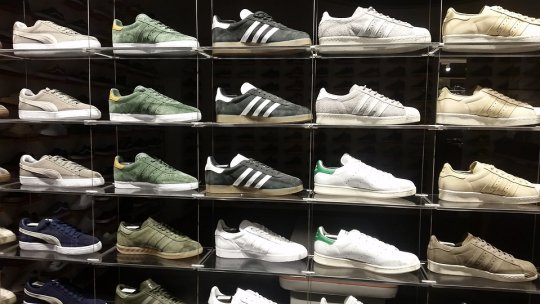 Articole de îmbrăcăminte contrafăcute, descoperite de polițiști în Vâlcea